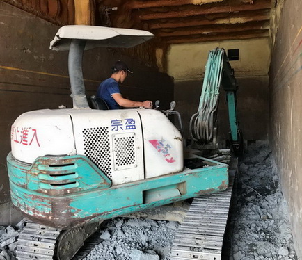 雲林大埤小型怪手挖土機