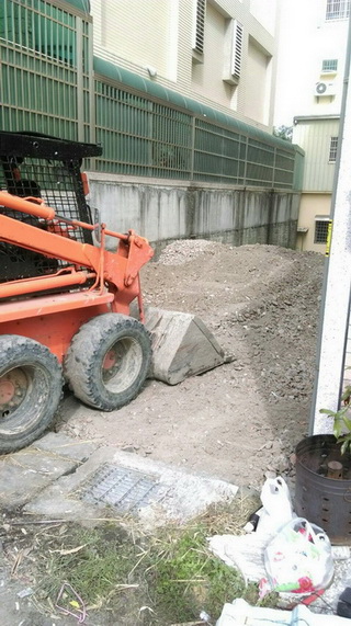 雲林口湖小山貓(鏟土機,推土機)整地